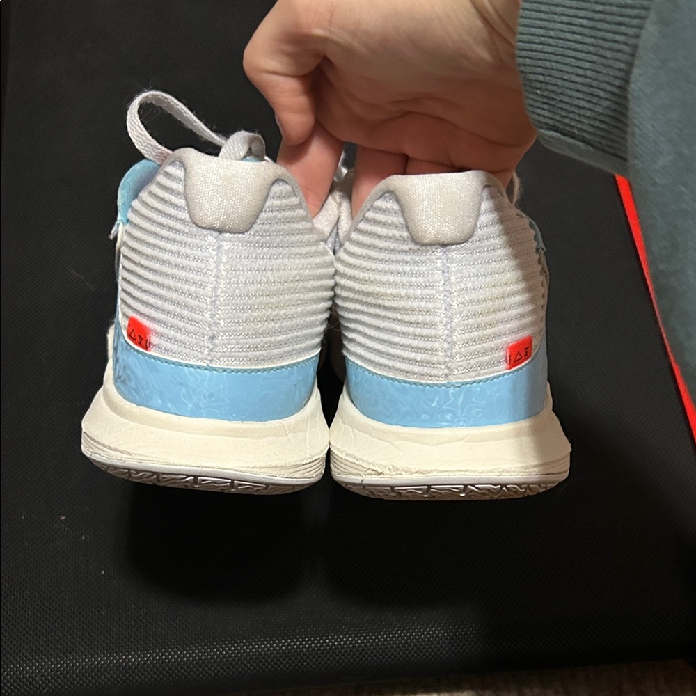 Basketball shoes - White and Blue - Picture 3 of 5